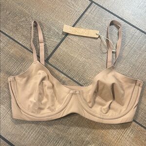 SKIMS buttery soft underwire bra BNWT sz 32D